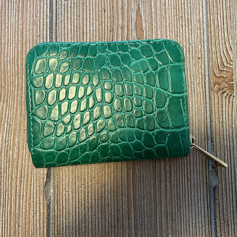 4 wallets Green Crocodile Embossed Wallets and Black wallets